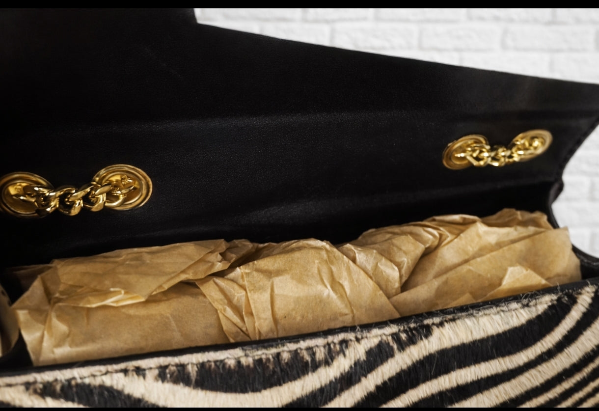 Sac à main en cuir, bandoulière en chaîne poils inspiration zébré.