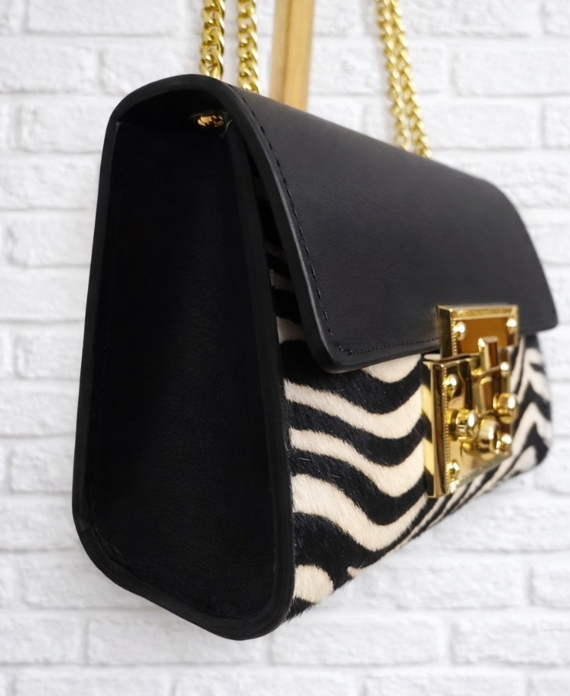Sac à main en cuir, bandoulière en chaîne poils inspiration zébré.
