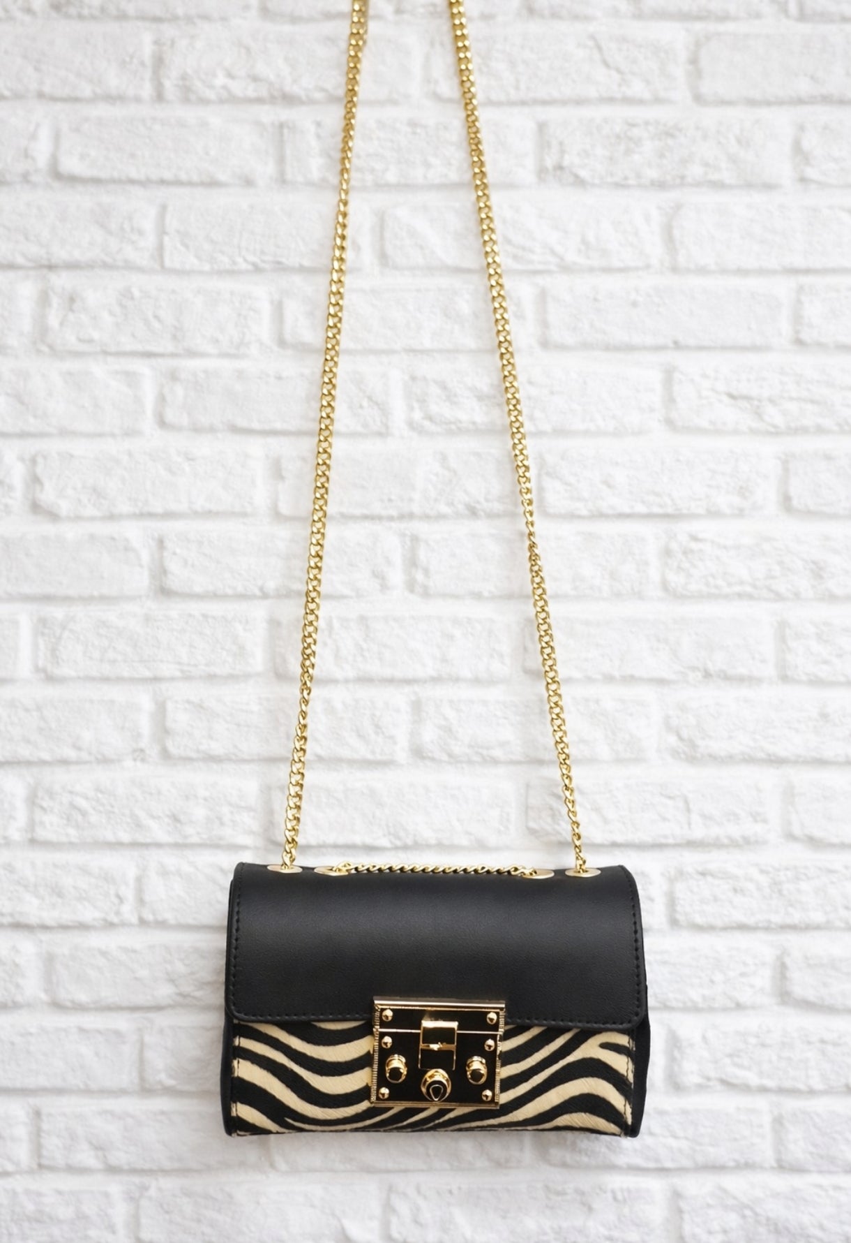 Sac à main en cuir, bandoulière en chaîne poils inspiration zébré.